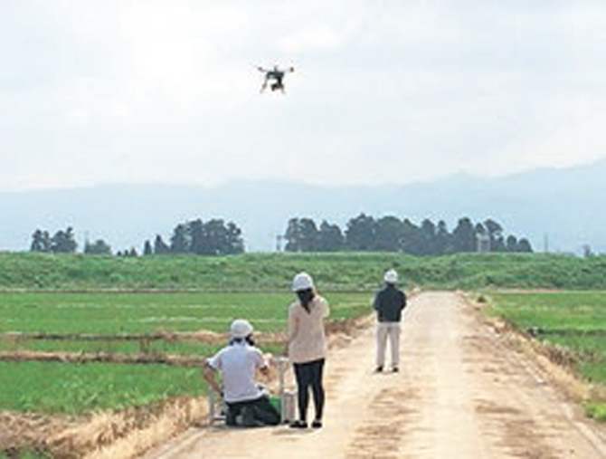 水稲を計測するレーザスキャナを搭載したドローンです。自分たちで操作して計測データを集めます Measuring using a drone