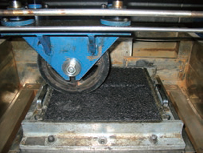 アスファルト混合物供試体のホイールトラッキング試験 Wheel tracking test of asphalt mixture specimen